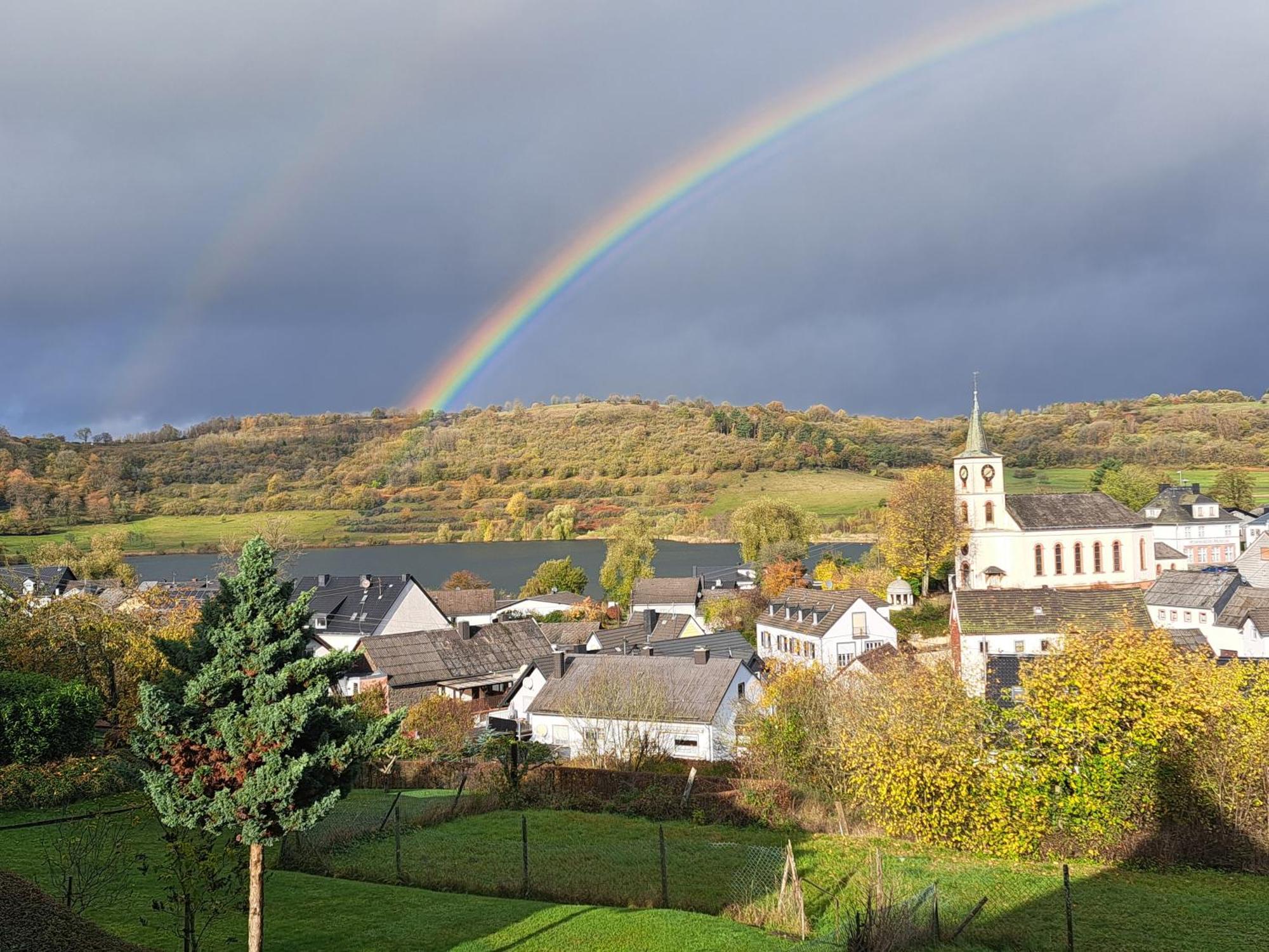 Haus Mit Idyllischem Seeblick Schalkenmehren Luaran gambar