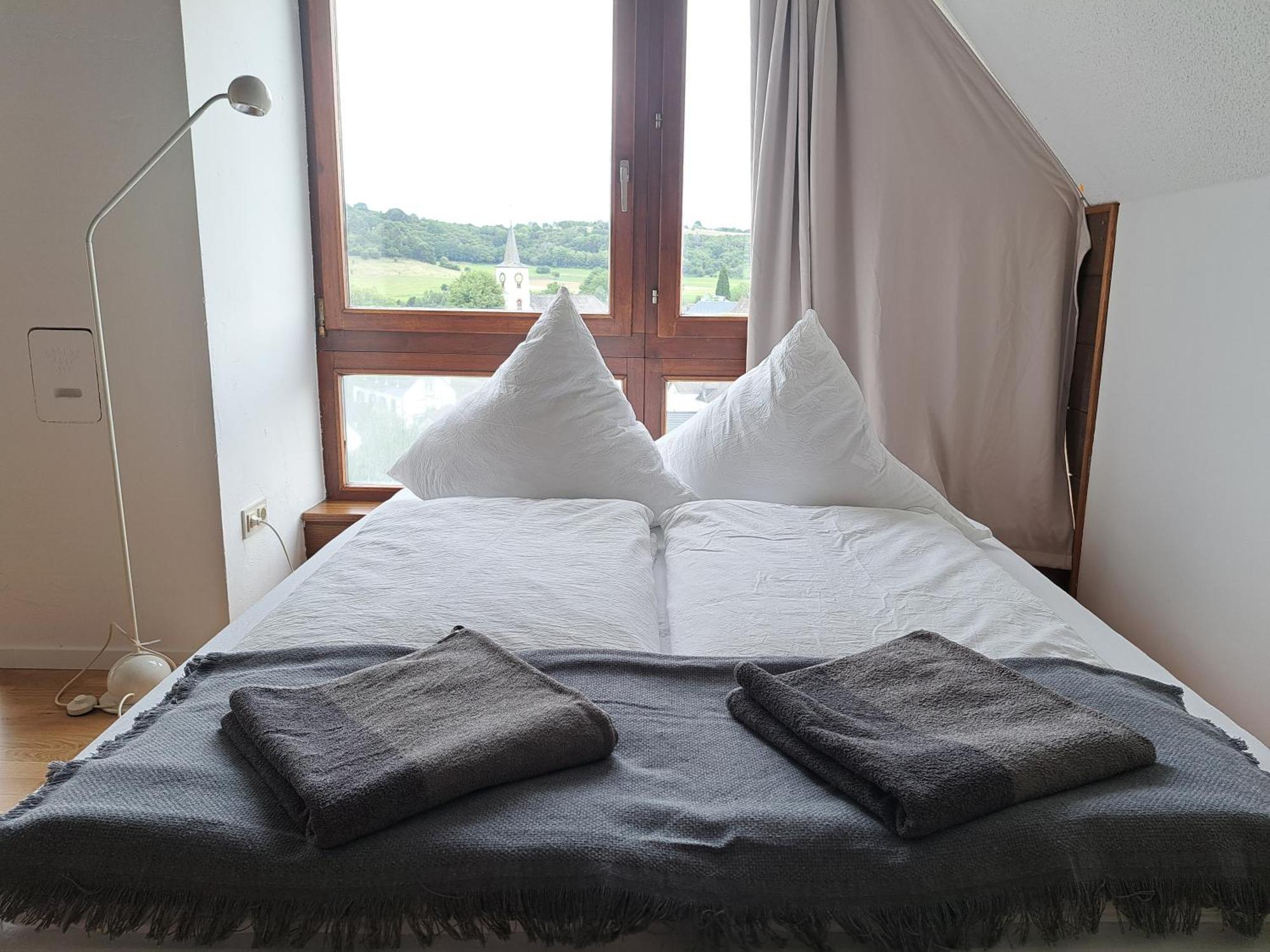 Haus Mit Idyllischem Seeblick Schalkenmehren Luaran gambar